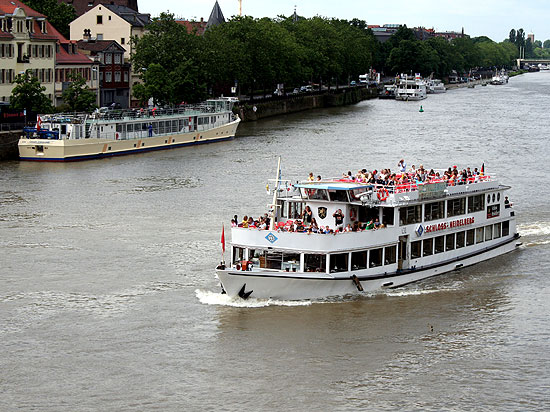Schiff auf dem Neckar bei Heilbronn